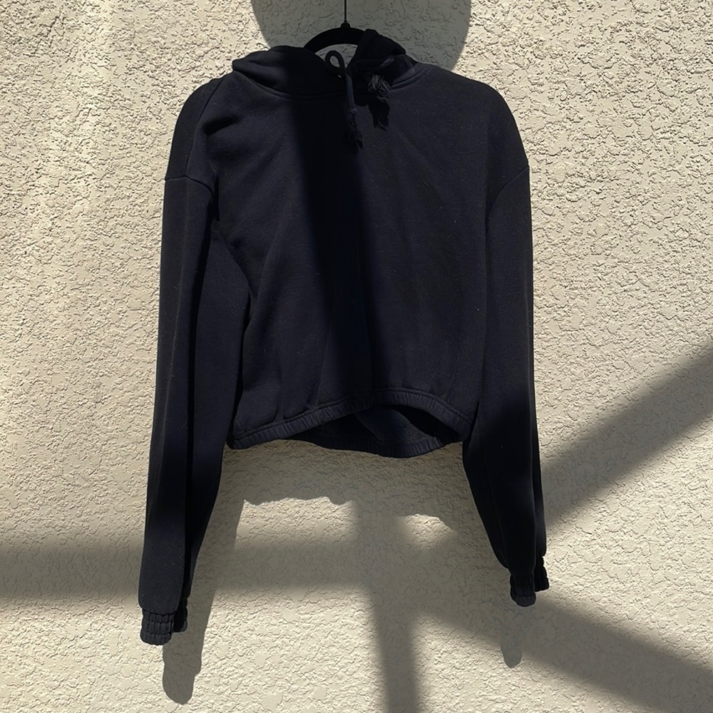 h&m black cropped hoodie